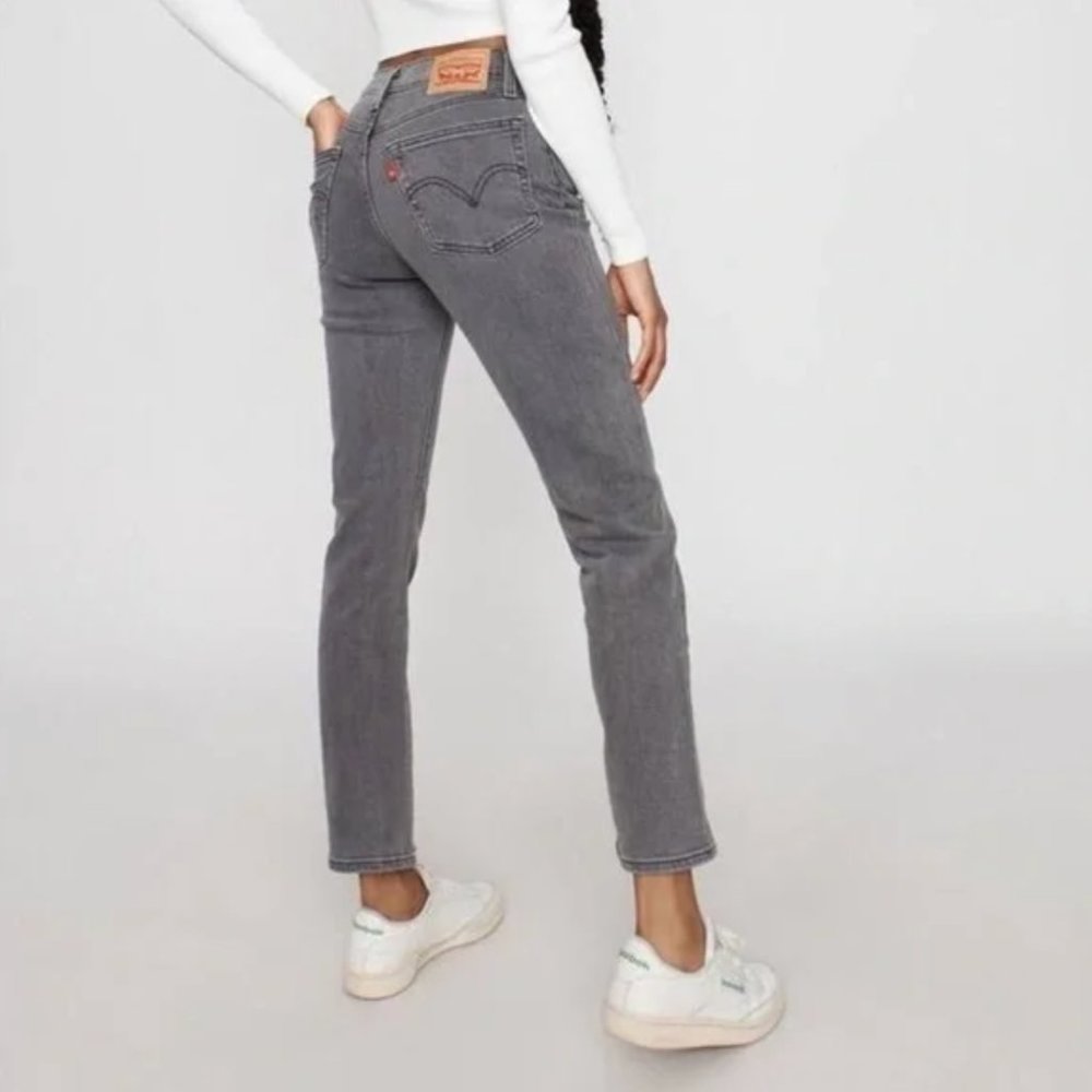 𝅺Levis Straight Leg Grey Wash Medium Rise Sz 30
